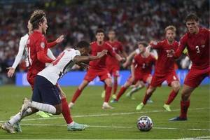 前意甲裁判谈英格兰点球:这不是点球,而是斯特林在跳水