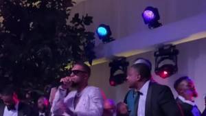 大家一起嗨！利拉德在自己婚礼上带领众人rap