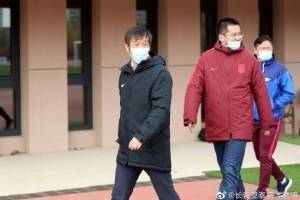 足协副主席高洪波考察亚泰基地，观看青少年足球联赛总决赛
