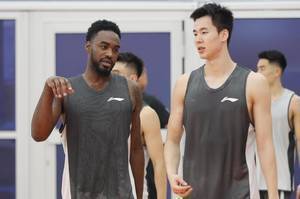 东体：富兰克林用传球征服队友 上海队争取让冯莱赶上第二阶段
