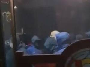 火药味十足！曼联球迷遭遇亚特兰大球迷攻击