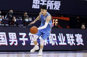 宋翔：刘晓宇初步诊断为普通崴脚 目前有点肿&但问题不大
