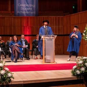 获授荣誉文学博士学位！费迪南德：这能激励年轻人去相信去梦想