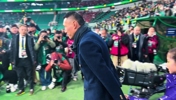 于大宝退役仪式⚽️还能听见球迷高喊：&ldquo;大宝天天见！&rdquo;